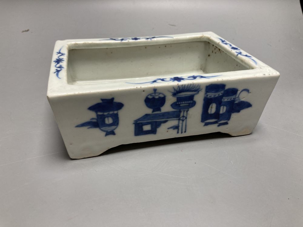 Two Chinese blue and white items